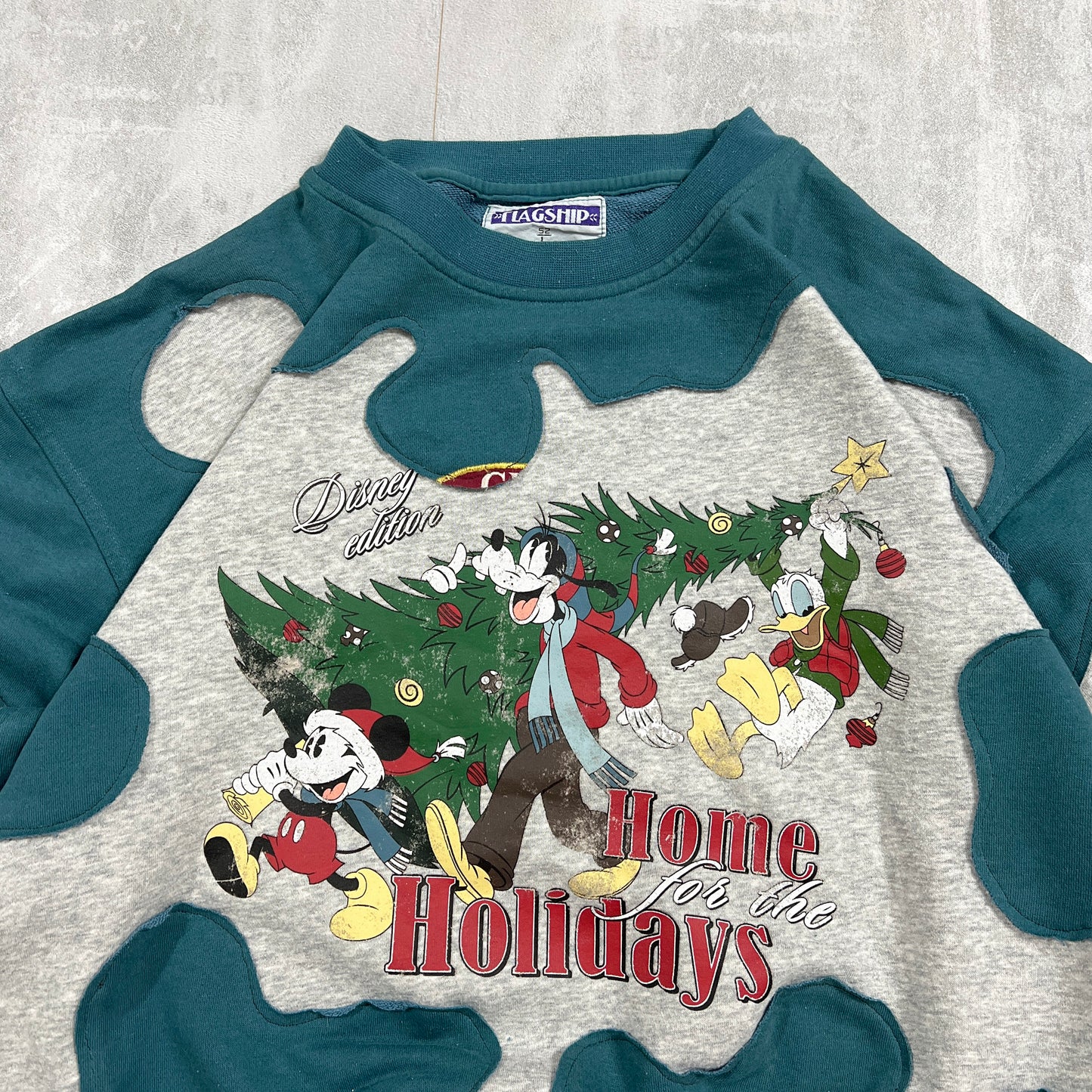 'HAPPY HOLIDAYS' VINTAGE SWEATSHIRT (M)
