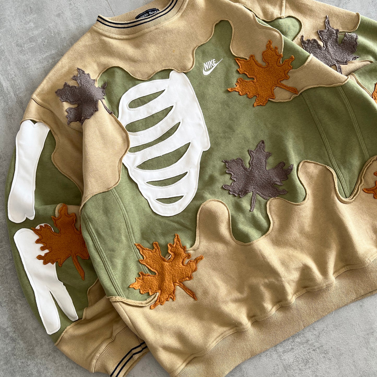'LEAVES' SWEATSHIRT (L)