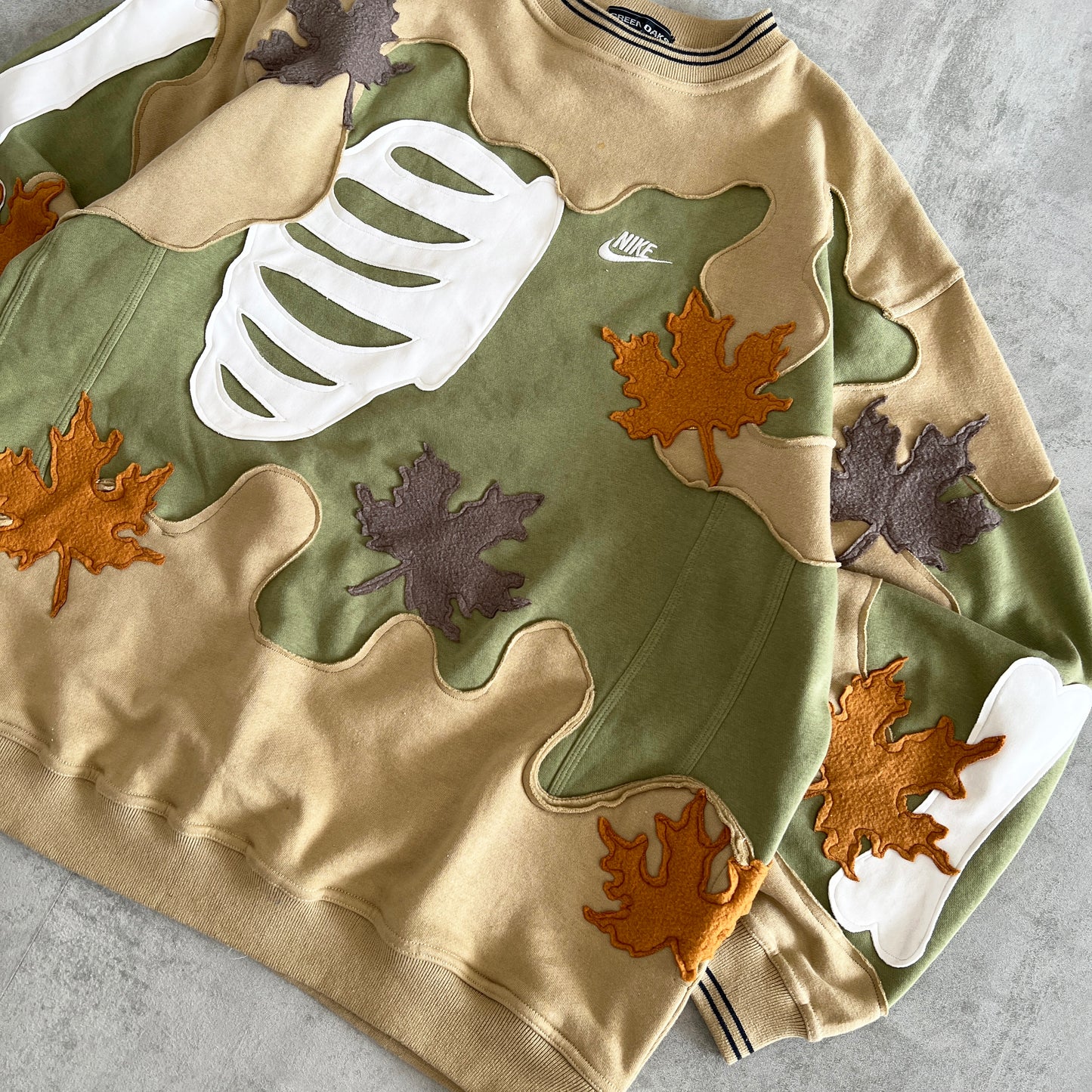 'LEAVES' SWEATSHIRT (L)