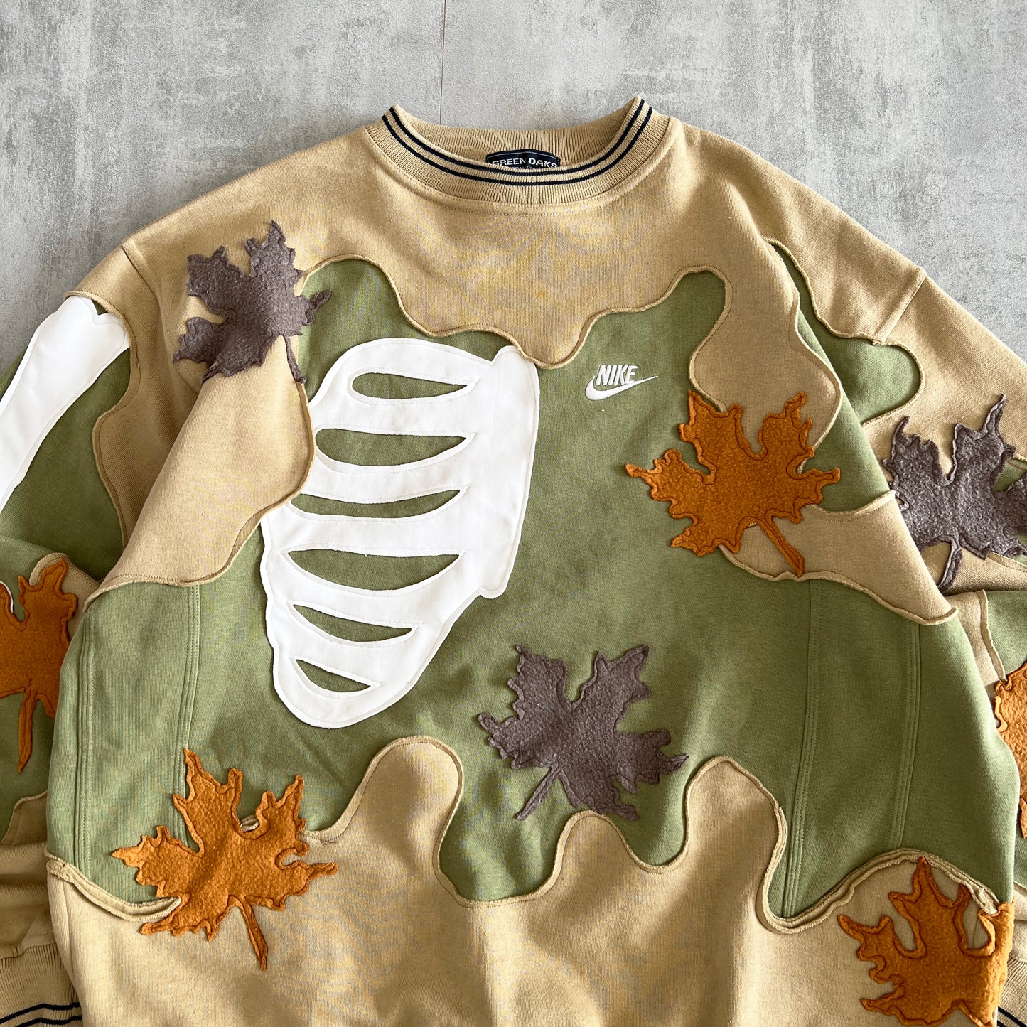 'LEAVES' SWEATSHIRT (L)