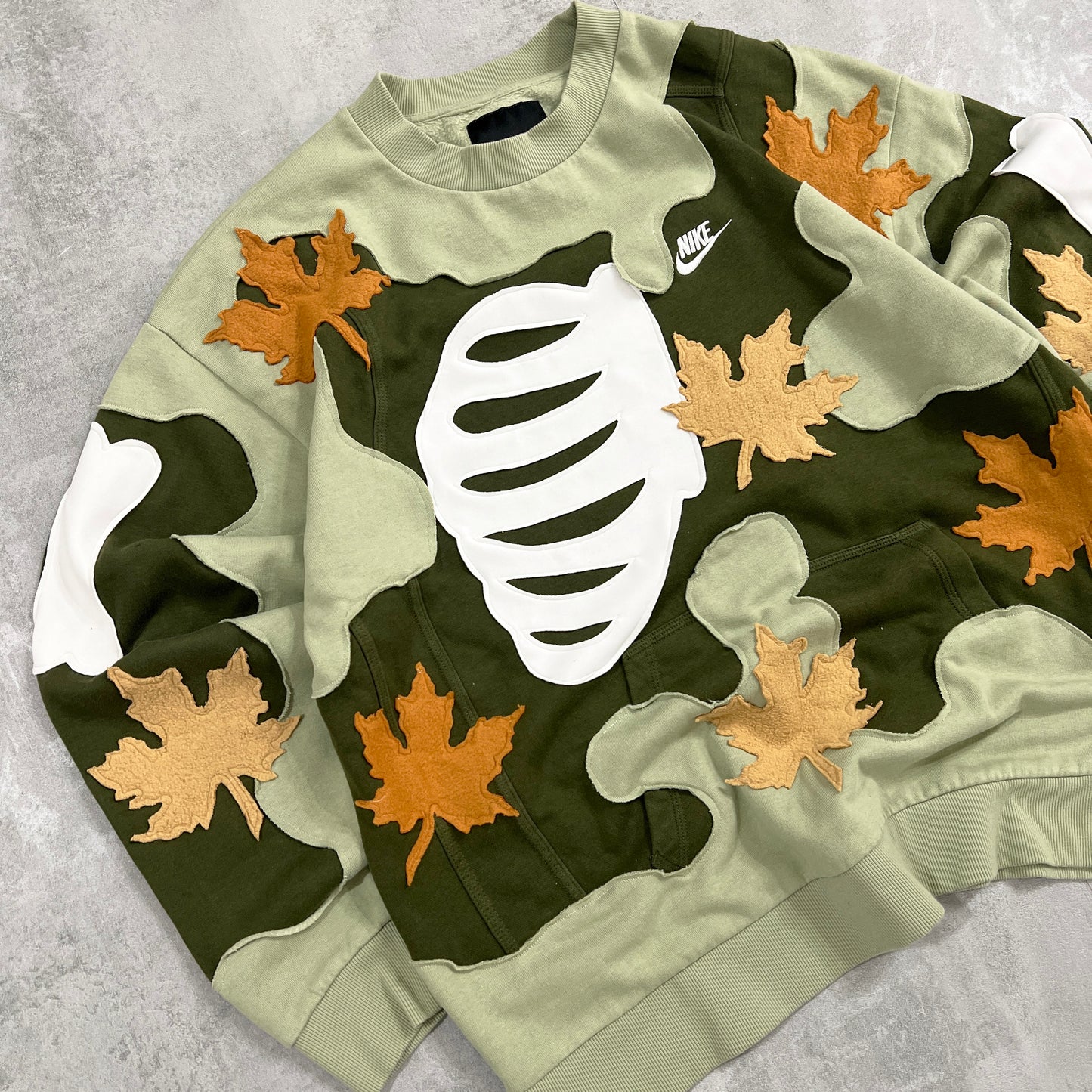 'LEAVES' SWEATSHIRT (L)