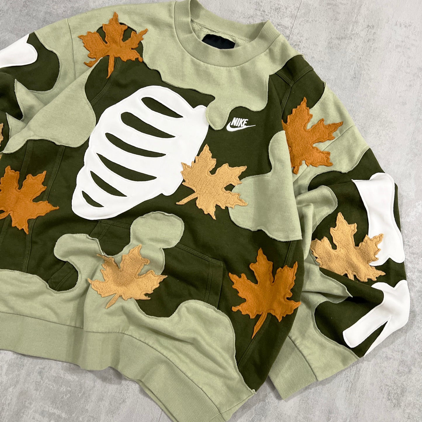 'LEAVES' SWEATSHIRT (L)