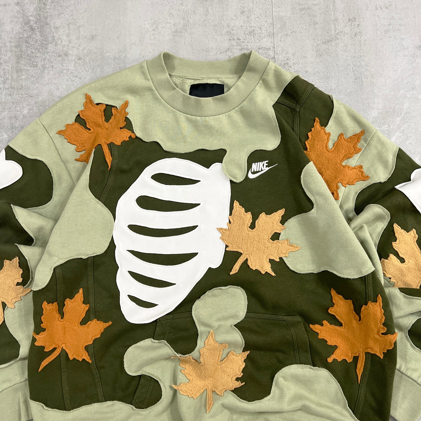 'LEAVES' SWEATSHIRT (L)